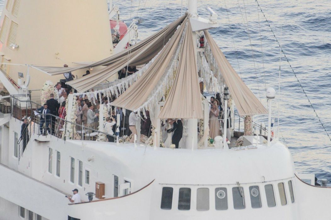 Romantický obrad na lodi. 