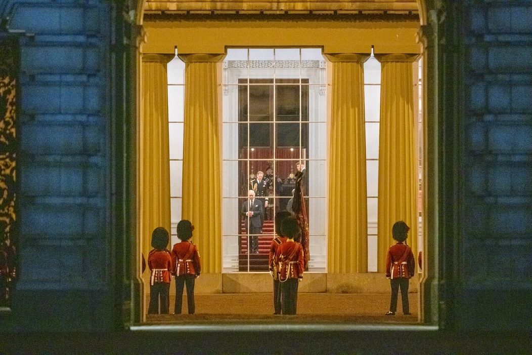 Rakvu previezli do Buckinghamského paláca
