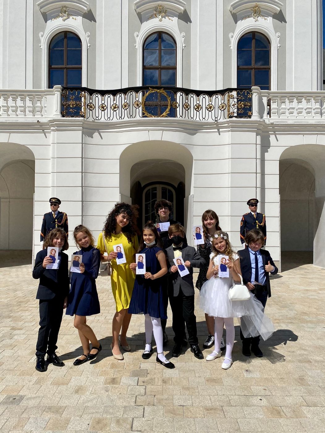 Deti z Oteckov pred Prezidentským palácom.