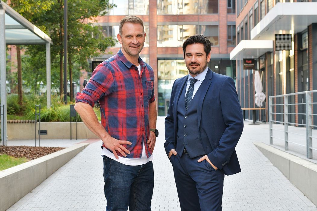 Tomáš Maštalír a Vojta Kotek v seriáli Pán profesor