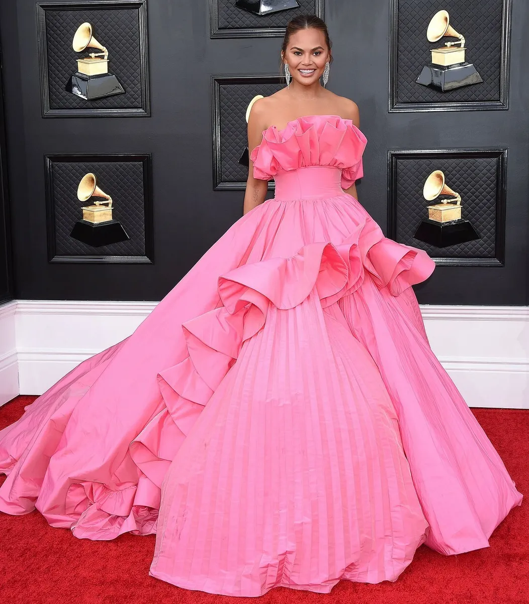 Chrissy Teigen na 64. ročníku udeľovania hudobných cien Grammy v Las Vegas