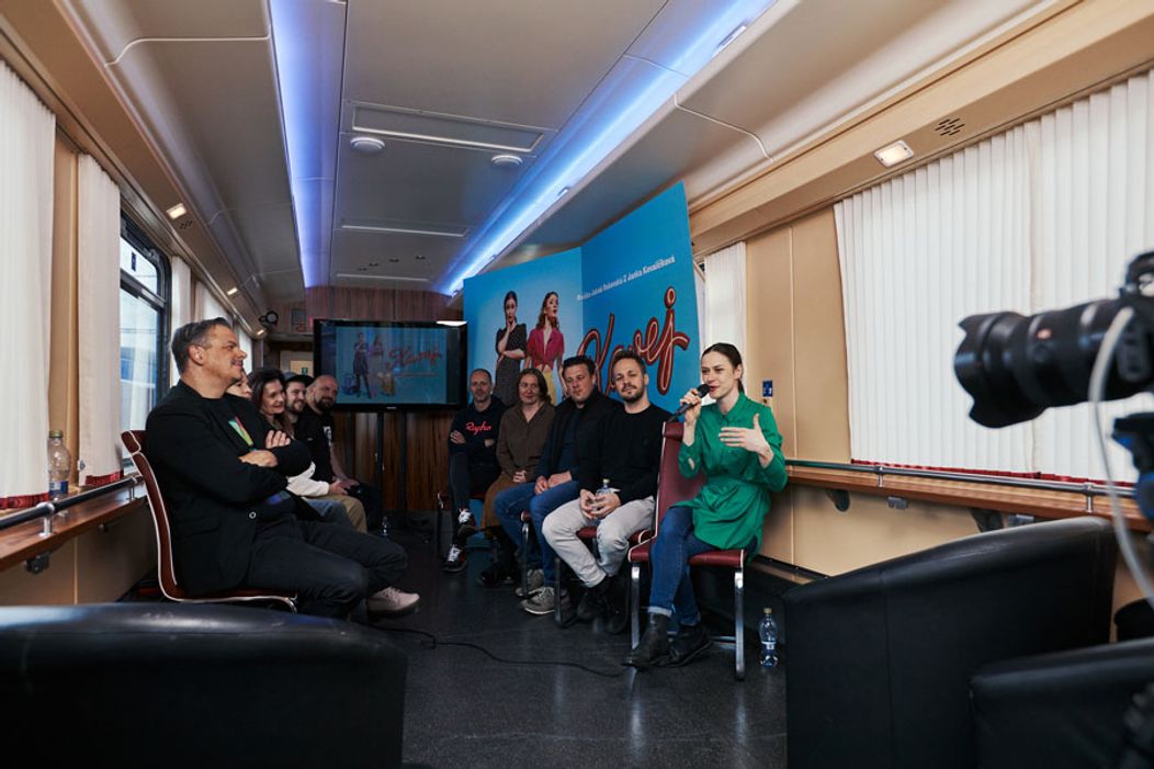 Zábery z tlačovej konferencie k premiére filmu Kavej, ktorá sa konala v železničnom vagóne