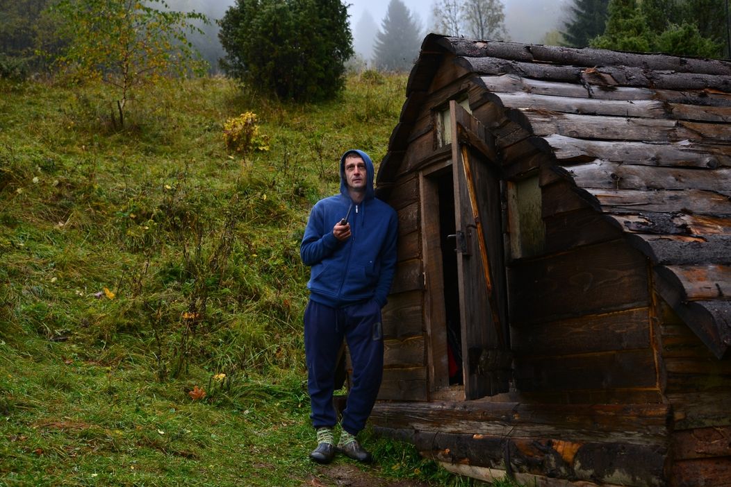 Koho Heňo z Temných kecov sledoval z kancelárie na 12. poschodí?