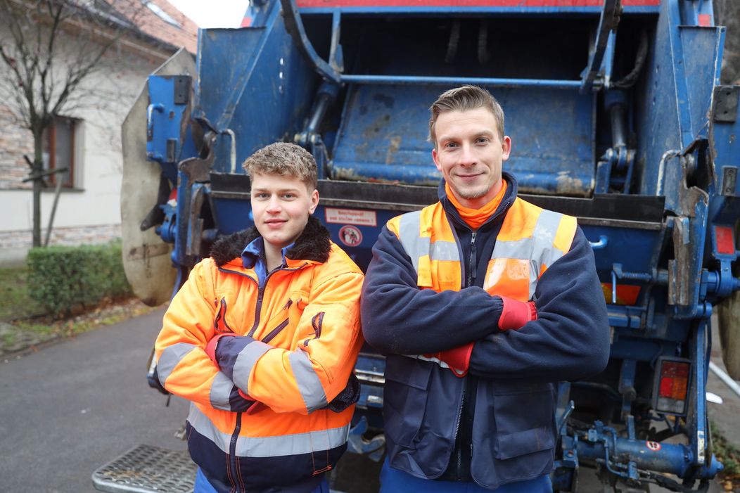 Oliver Oswald s Jurajom Bačom si vyskúšali, aké je to byť smetiarmi.