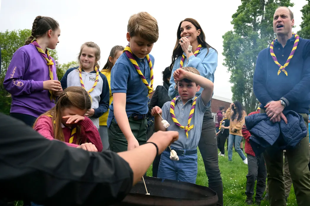 Dobrovoľníctvo si počas korunovácie skúsil aj princ William s rodinou