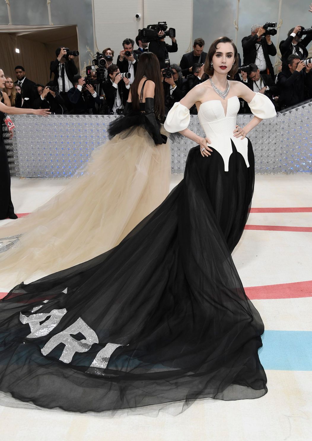 Lily Collins na Met Gala 2023