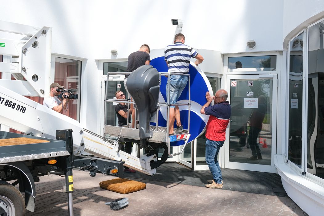 Výmena loga na budove televízia Markíza