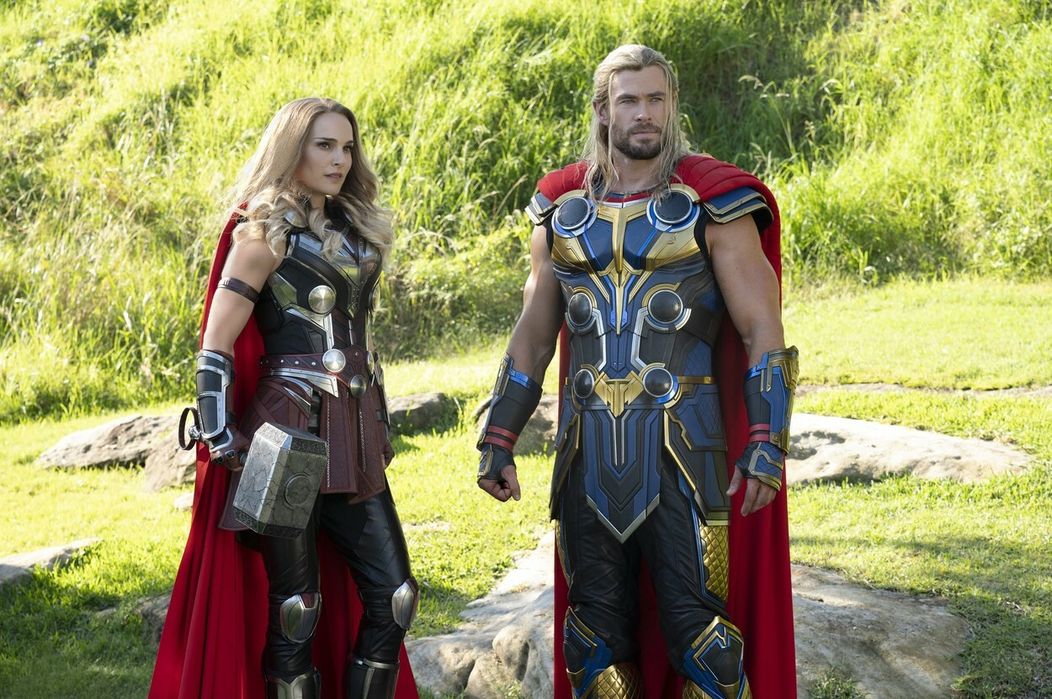 Natalie Portman a Chris Hemsworth v najnovšom filme Thor: Láska a hrom.