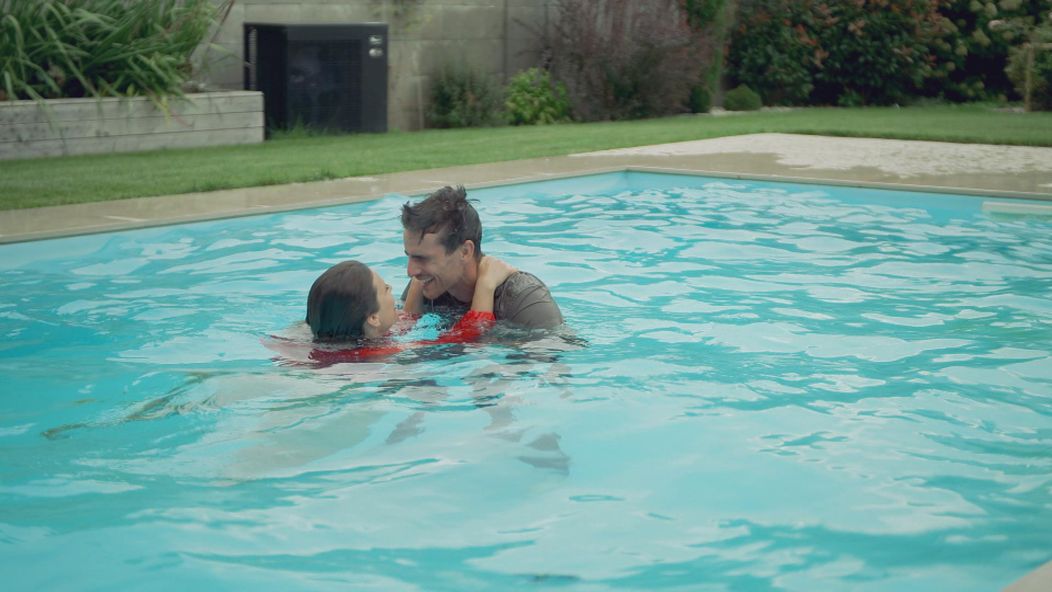 Naďa a Martin v bazéne