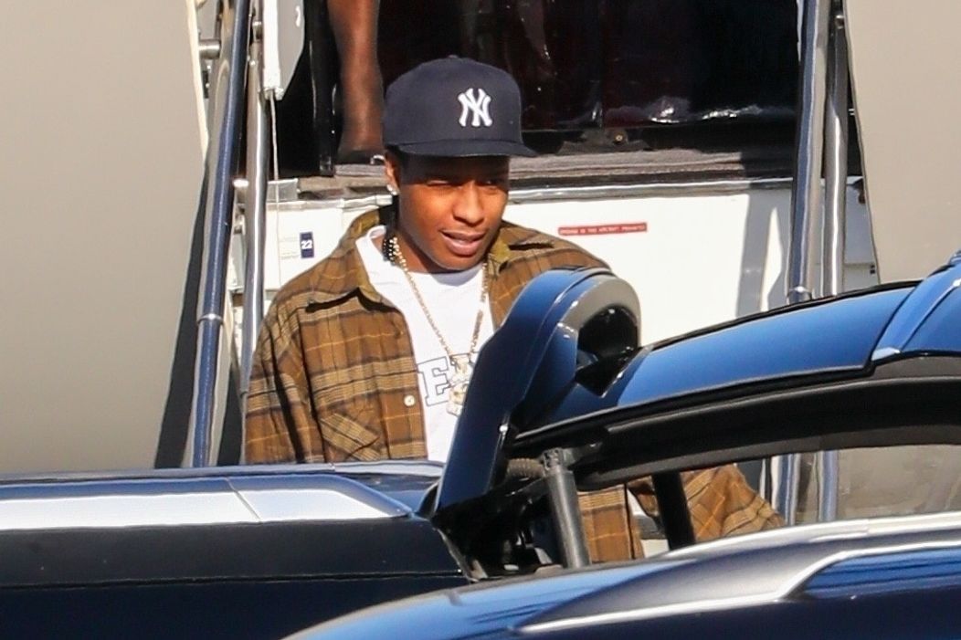 Rihanna so synom a partnerom pristáli v Los Angeles