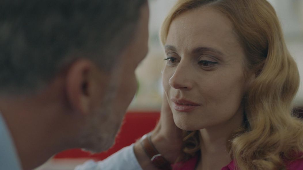 Adela (Lívia Bielovič) Andrejovi (Ján Koleník) popísala jeho premenu na bezcitného lekára.