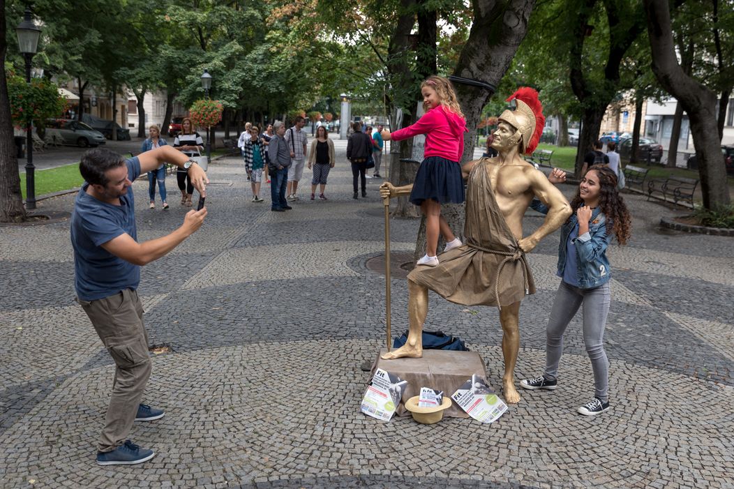 Nakrúcanie scény s Adamom alias živou sochou.