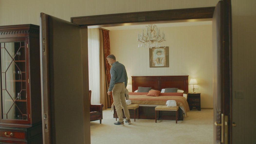 Andrej (Ján Koleník) si konečne potvrdí, že jeho spomienka na tmavovlasú ženu bola skutočná. Adelu (Lívia Bielovič) s ňou podviedol.