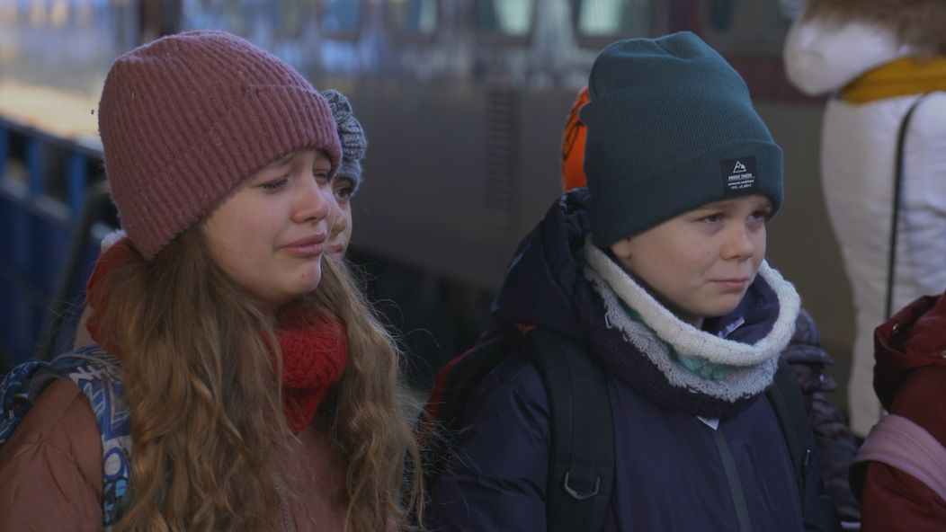 Deti sa prišli s Edom rozlúčiť na stanicu.