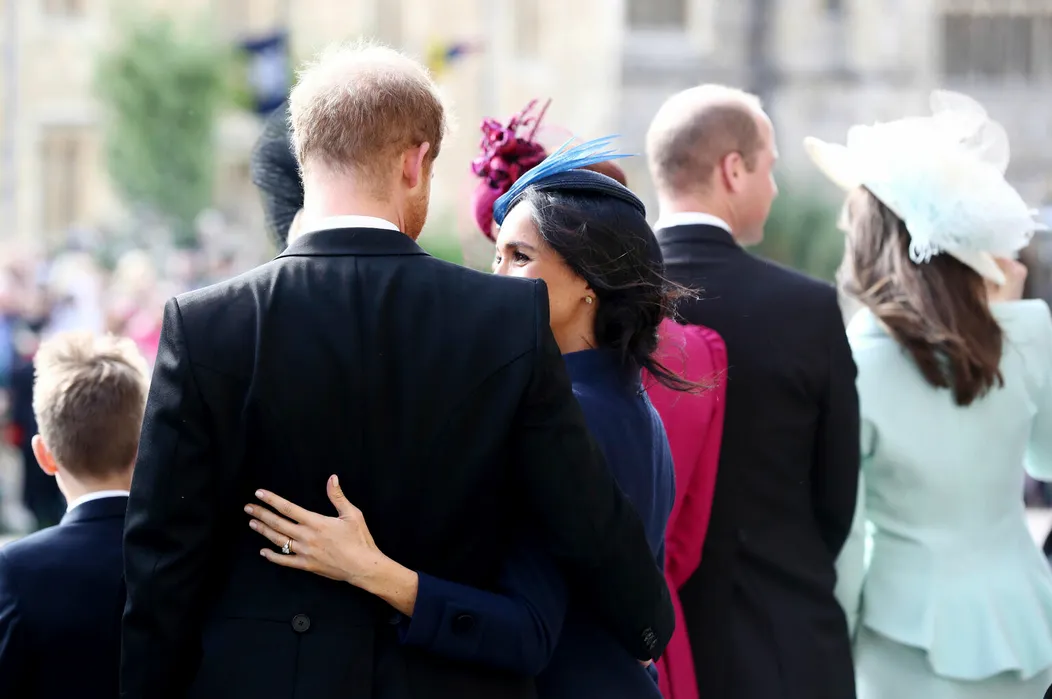 Vojvodkyňa Meghan s princom Harrym na svadbe princeznej Eugenie.