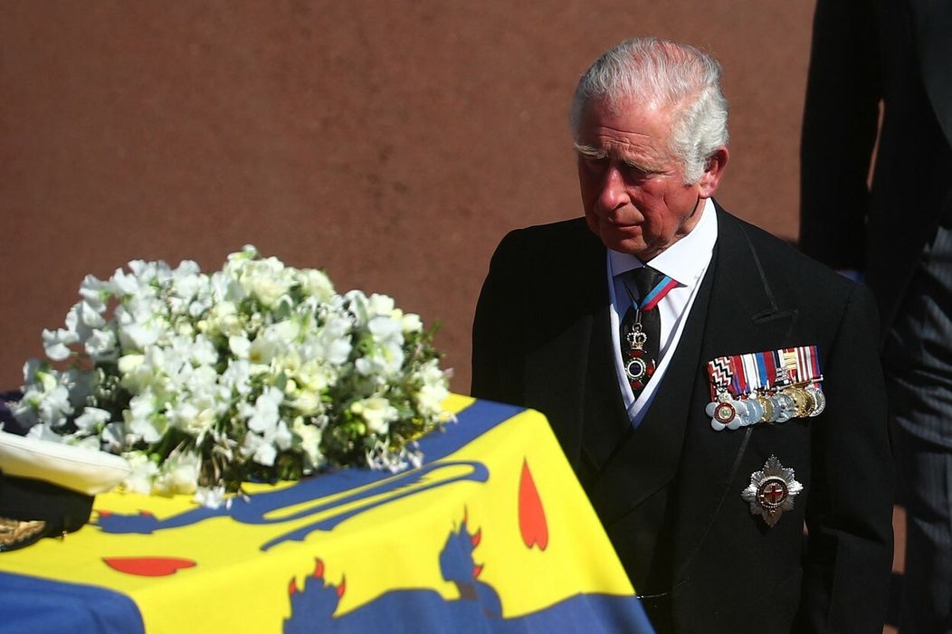 Princ Charles pri truhle svojho otca