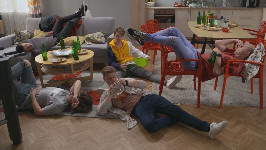 Chalani sa zo žúrky vrátia s prekvapením.