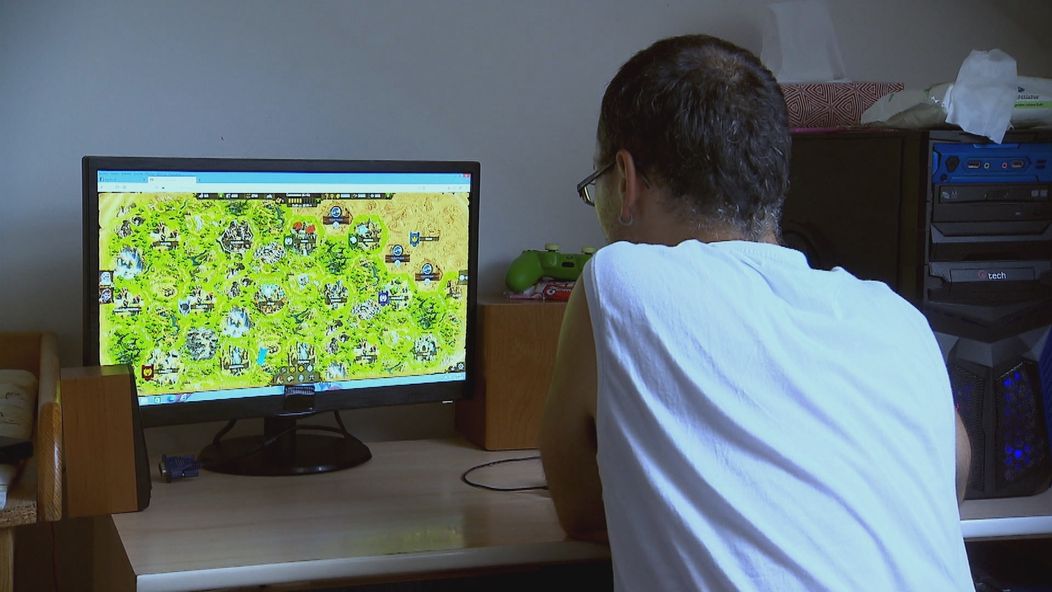 Ivetin manžel David trávi veľa času za počítačom a nepomáha ani s deťmi.