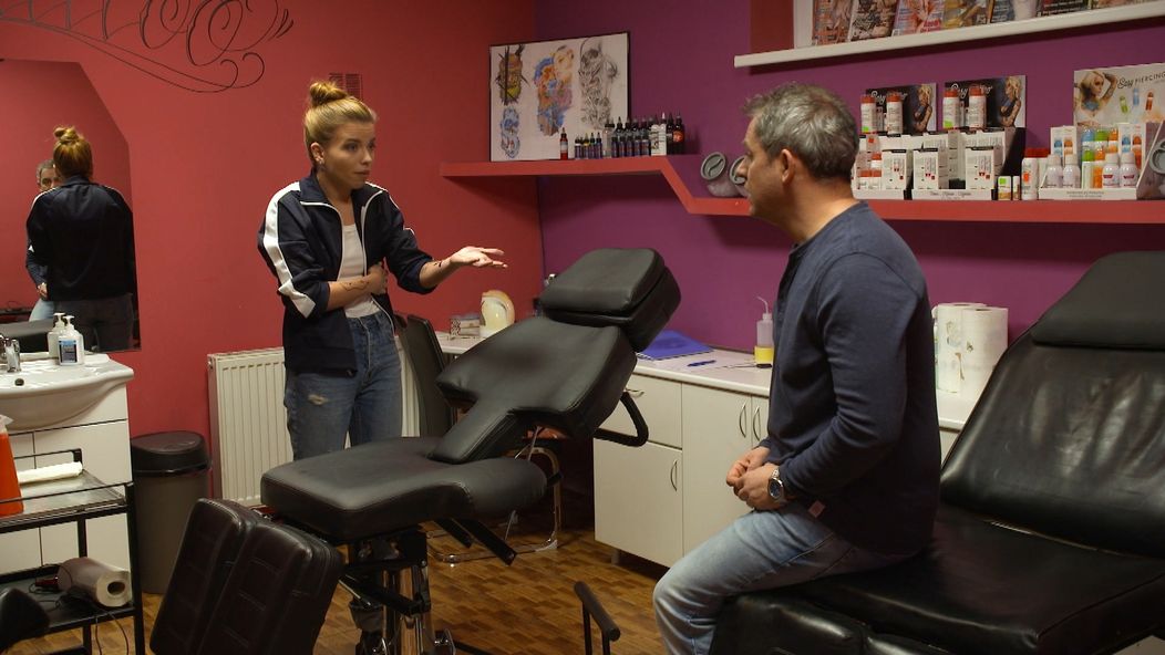 Nazbiera odvahu a príde do tetovacieho štúdia.