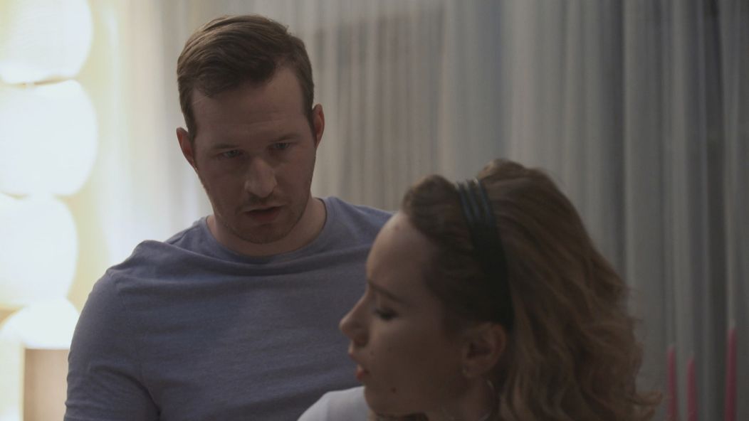 Petra sa snaží Ondra oklamať, aby sestru kryla.