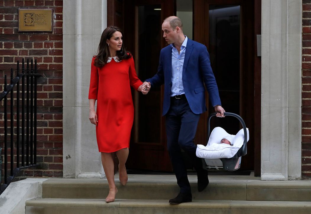 Kate Middleton a princ William opustili nemocnicu