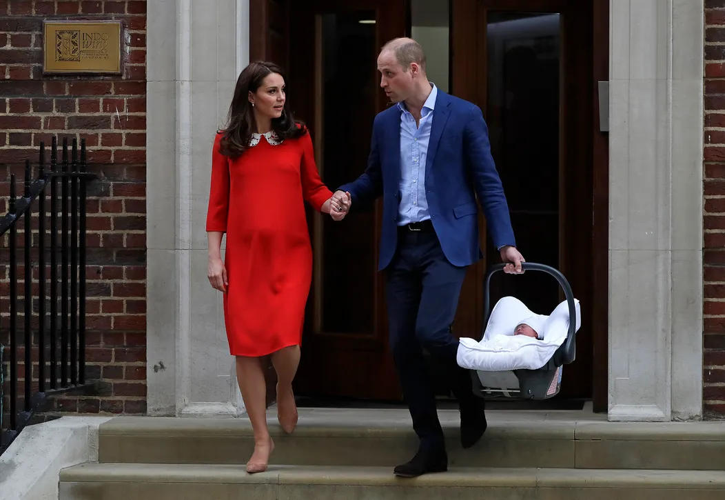 Kate Middleton a princ William opustili nemocnicu