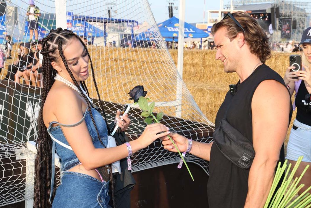 Radko na festivale Grape rozdával ruže a vymenil si bozky s Marcelou