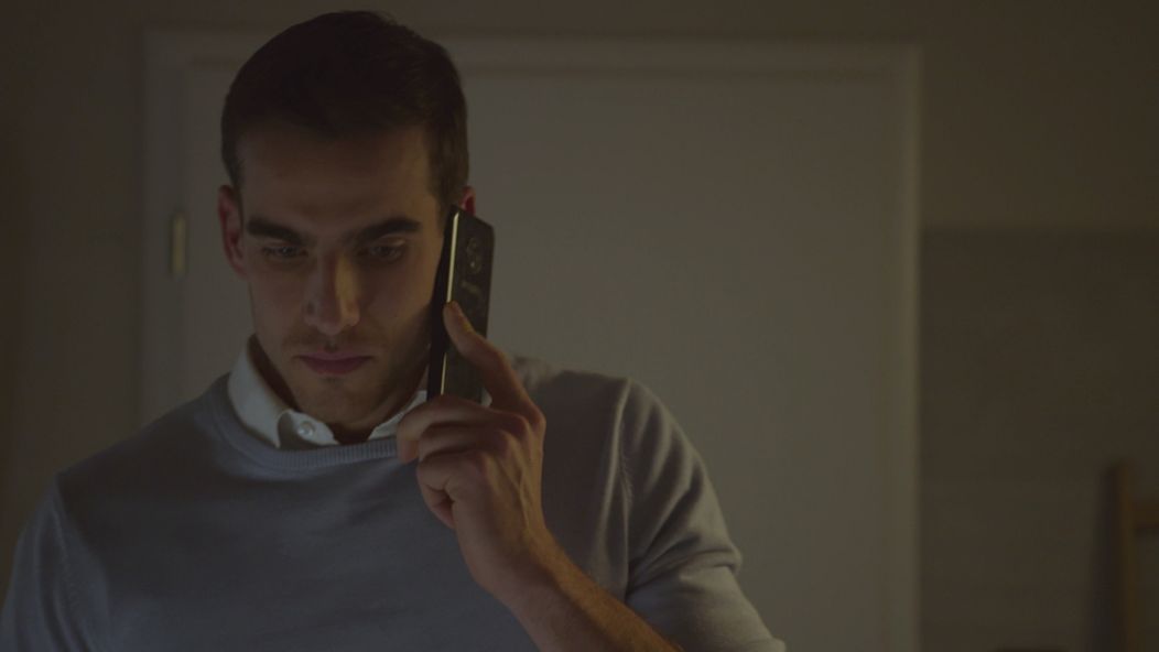 Martin (Adam Baryd) telefonuje s Luciou
