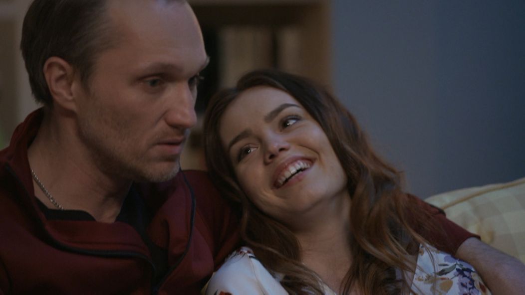 Biatlonista Dmitro Pidručni oslavuje v cieli stíhačky na MS v Östersunde.