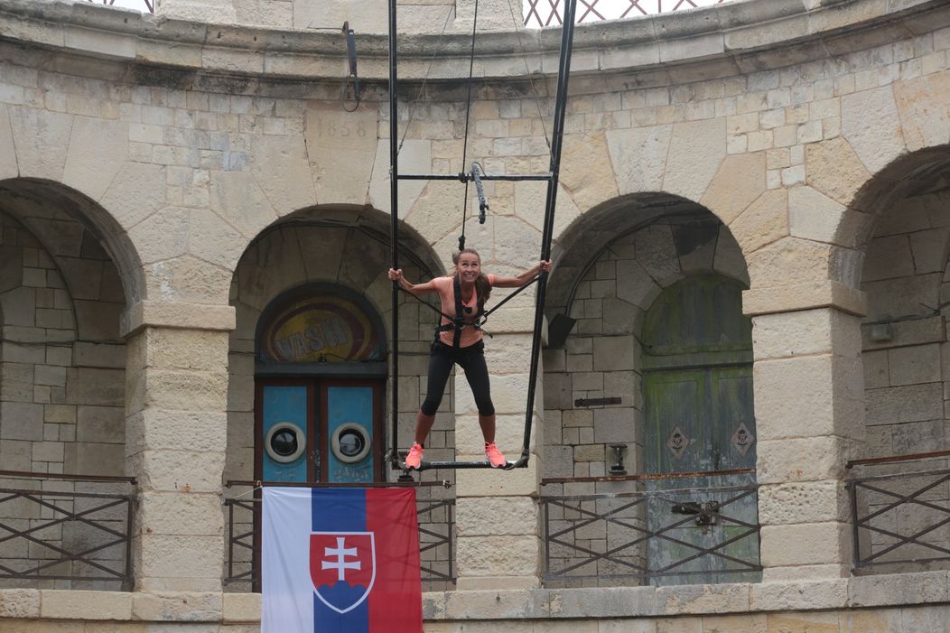 Lucia Mokráňová na hojdačke hrôzy