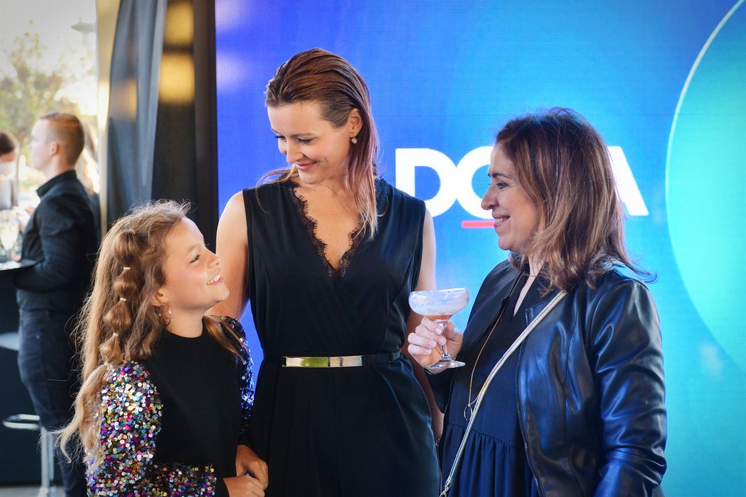 Izabelka s maminou Andreou (v strede)