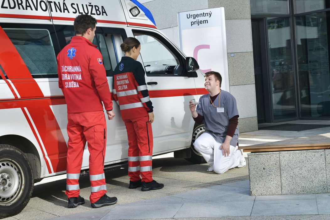 Lacko požiada Emu o ruku