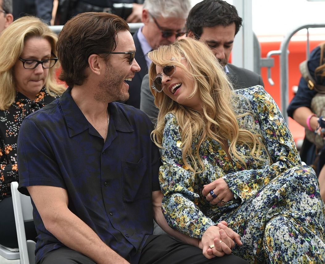 Kaley Cuoco a Tom Pelphrey.