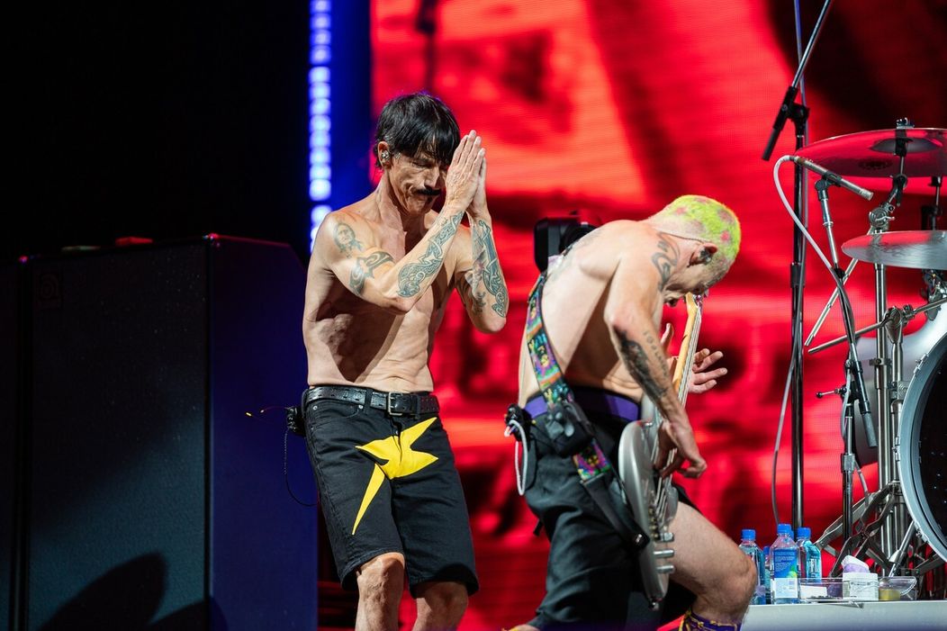 Red Hot Chili Peppers počas koncertu v Barcelone.