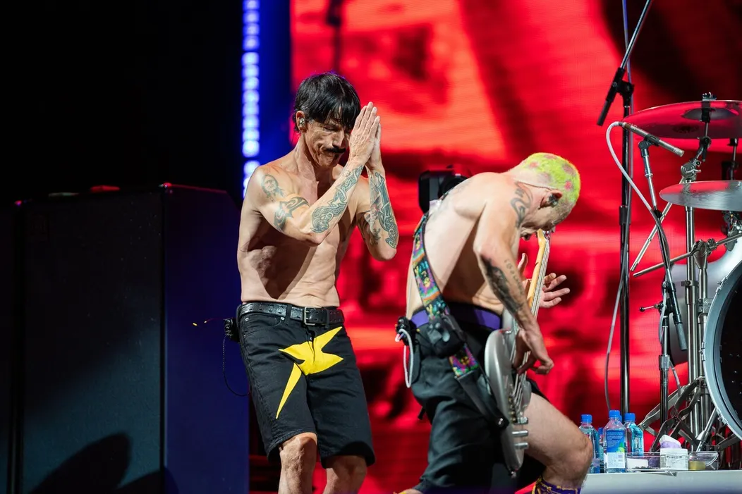Red Hot Chili Peppers počas koncertu v Barcelone.