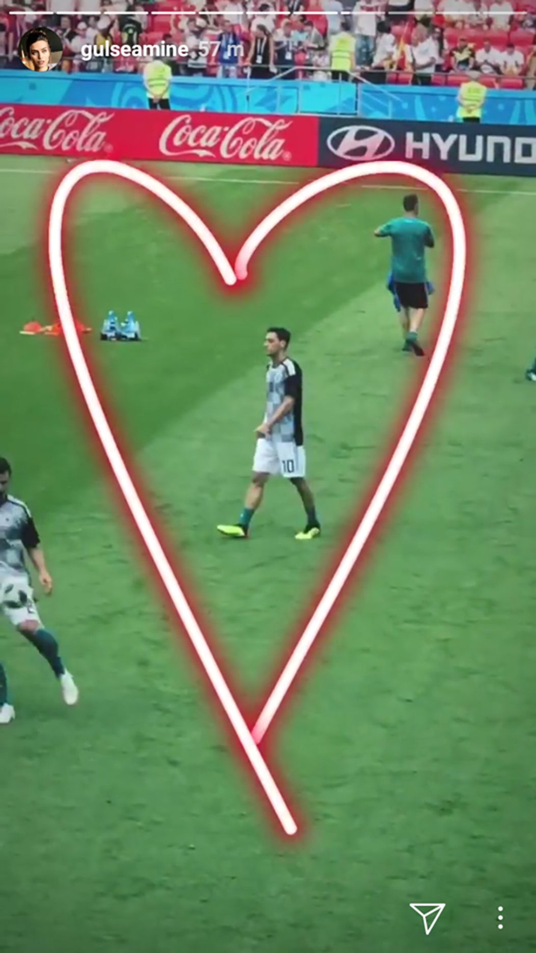 Amine Gülşe počas MS vo futbale v Rusku fandila snúbencovi