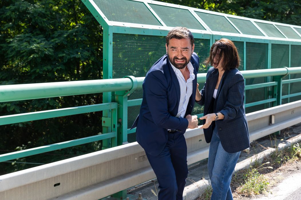 Nakrúcanie scény v seriáli Zrada, keď chcel Jakub (Milan Ondrík) skočiť z mosta, sprevádzali prísne bezpečnostné opatrenia.