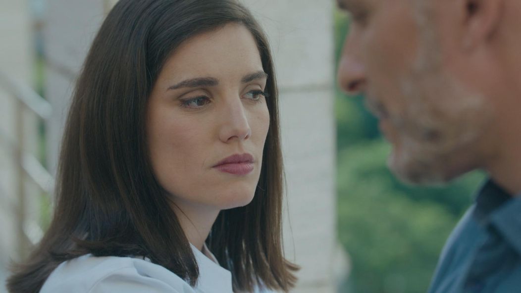 Andrej (Ján Koleník) po nádhernom vyznaní pobozkal Júliu (Sarah Arató).