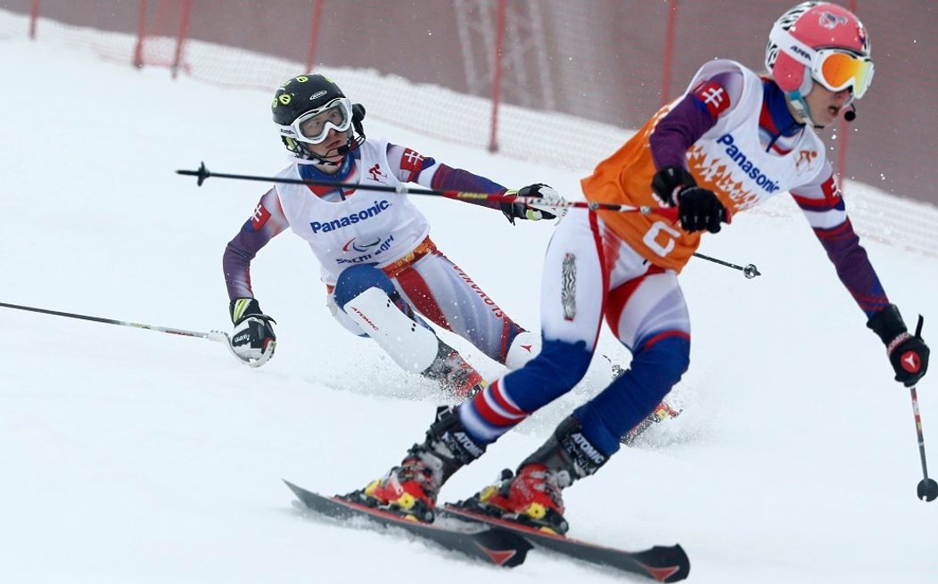 Slovenská lyžiarka Henrieta Farkašová (vľavo) a jej navádzačka Natália Šubrtová.