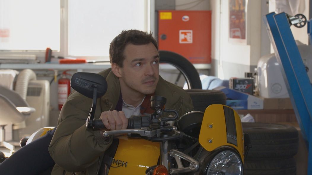Edo premýšľa nad kúpou motorky.