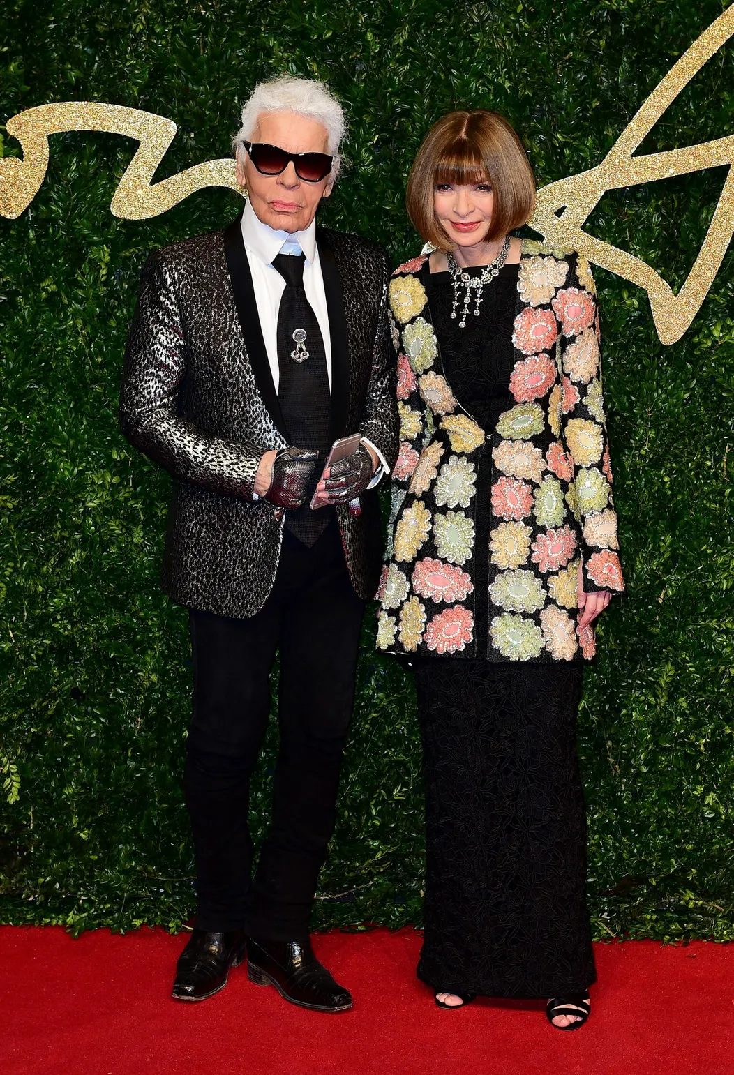 Karl Lagerfeld počas príchodu na módnu šou značky Chanel na ulici Paseo del Prado v Havane 3. mája 2016.