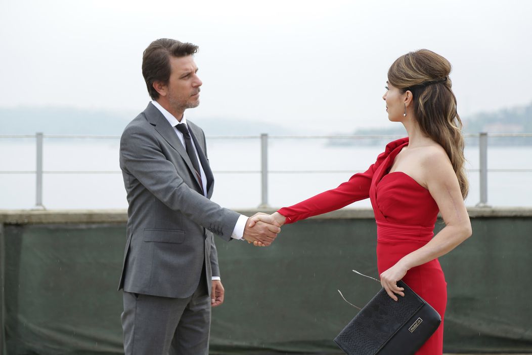 Nová postava zamieša kartami