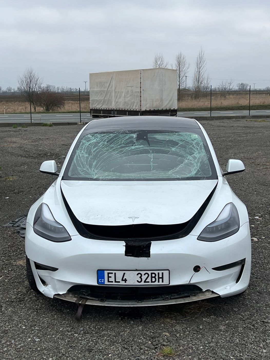 Mirov elektromobil skončil v rybníku, momentálne je v takomto stave