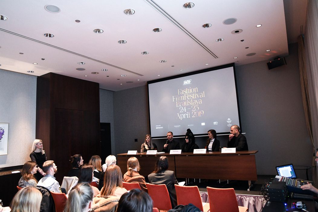 Alpský lyžiar André Myhrer v slalome v Schladmingu.