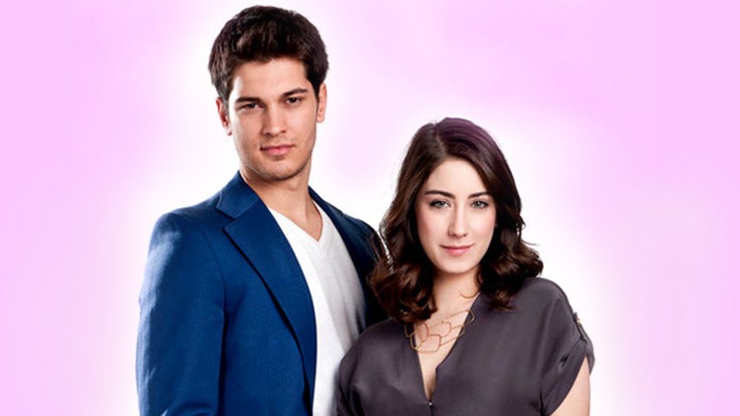 Çağatay Ulusoy a Hazal Kaya ako Emir a Feriha