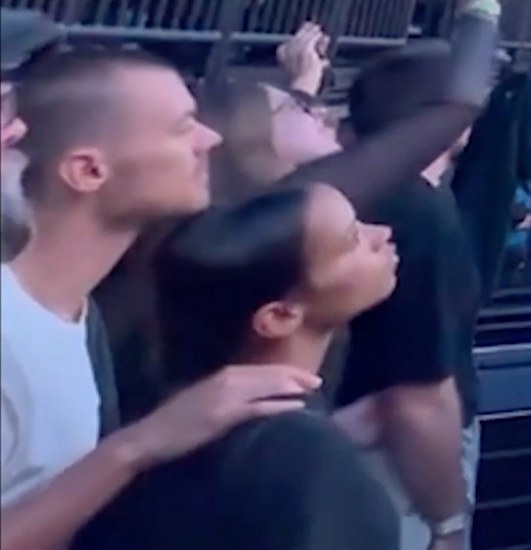 Harry Styles sa ostrihal nakrátko