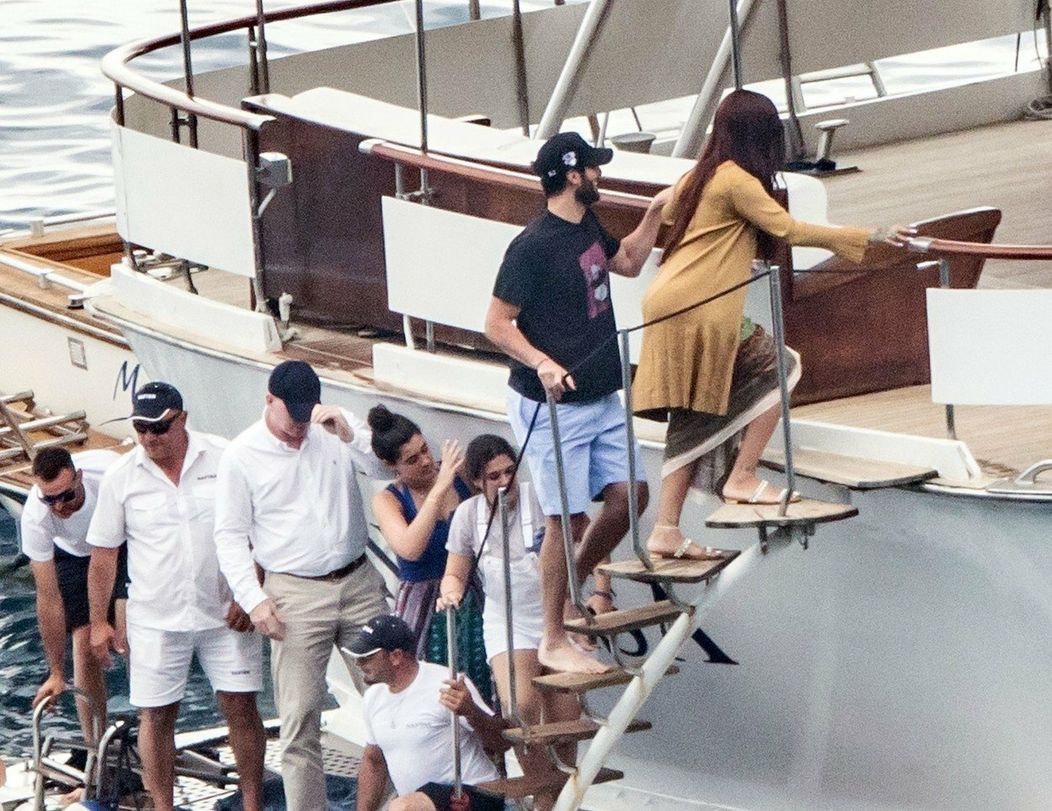 Rihanna s Haasanom a priateľmi.