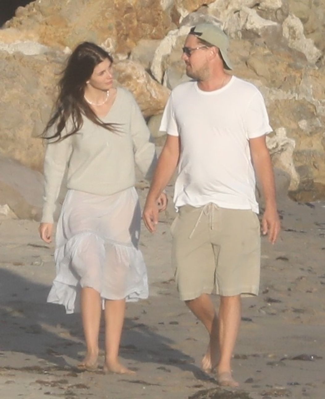 Leo a Camila na pláži v Malibu