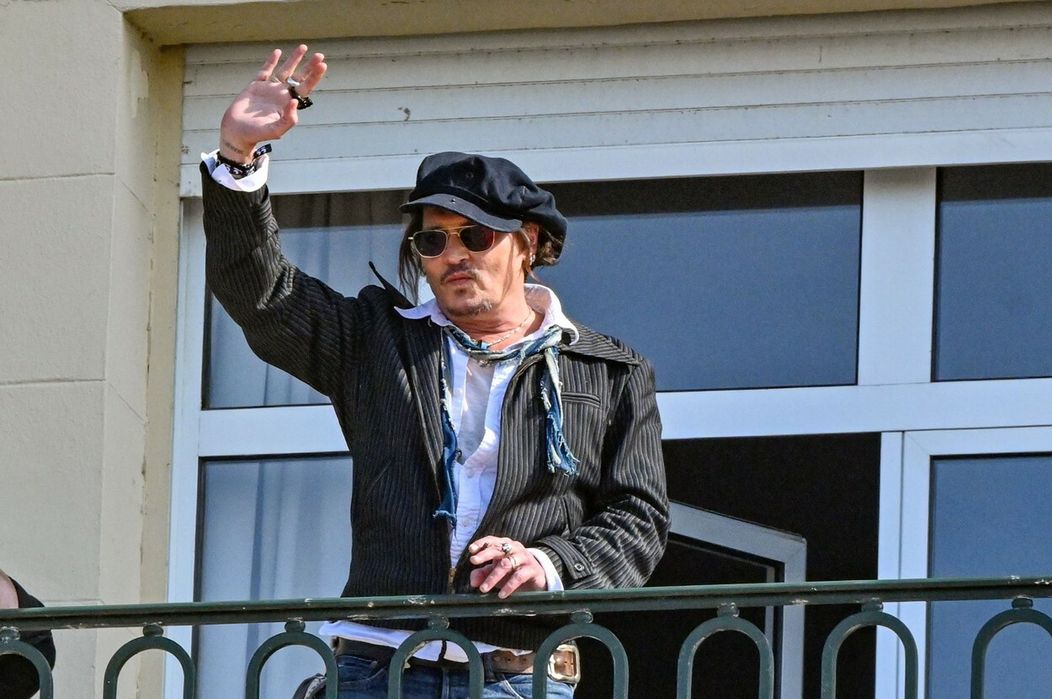 Johnny Depp s páskou KVIFF na ruke na DAFF