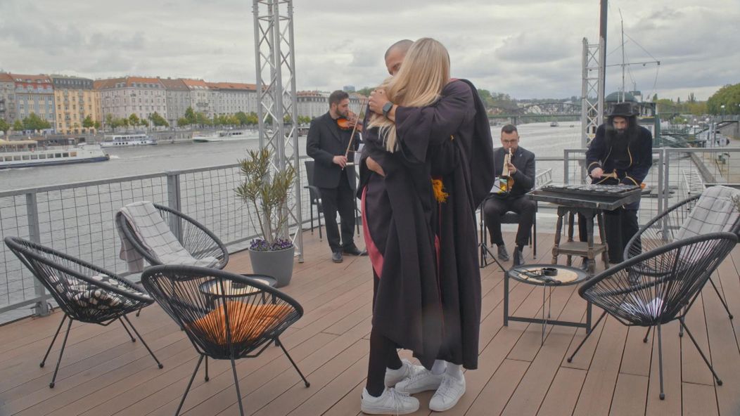 Kristian požiadal priateľku Sajku o ruku.